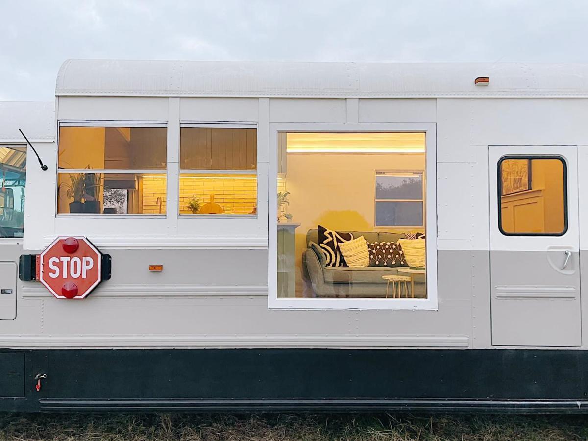 American School Bus Retreat With Hot Tub In Sussex Meadow อัคฟิลด์ ภายนอก รูปภาพ