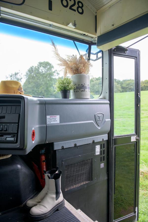 American School Bus Retreat With Hot Tub In Sussex Meadow อัคฟิลด์ ภายนอก รูปภาพ