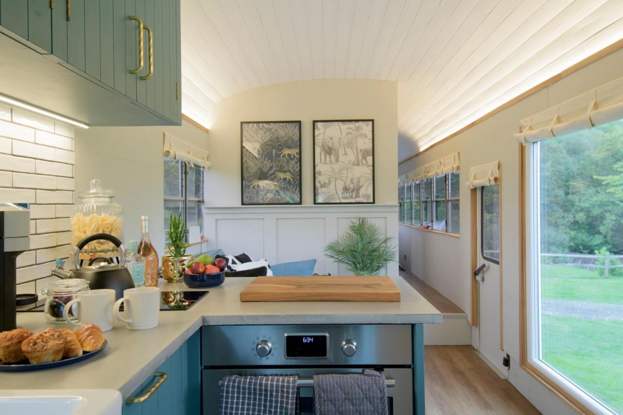 American School Bus Retreat With Hot Tub In Sussex Meadow อัคฟิลด์ ภายนอก รูปภาพ