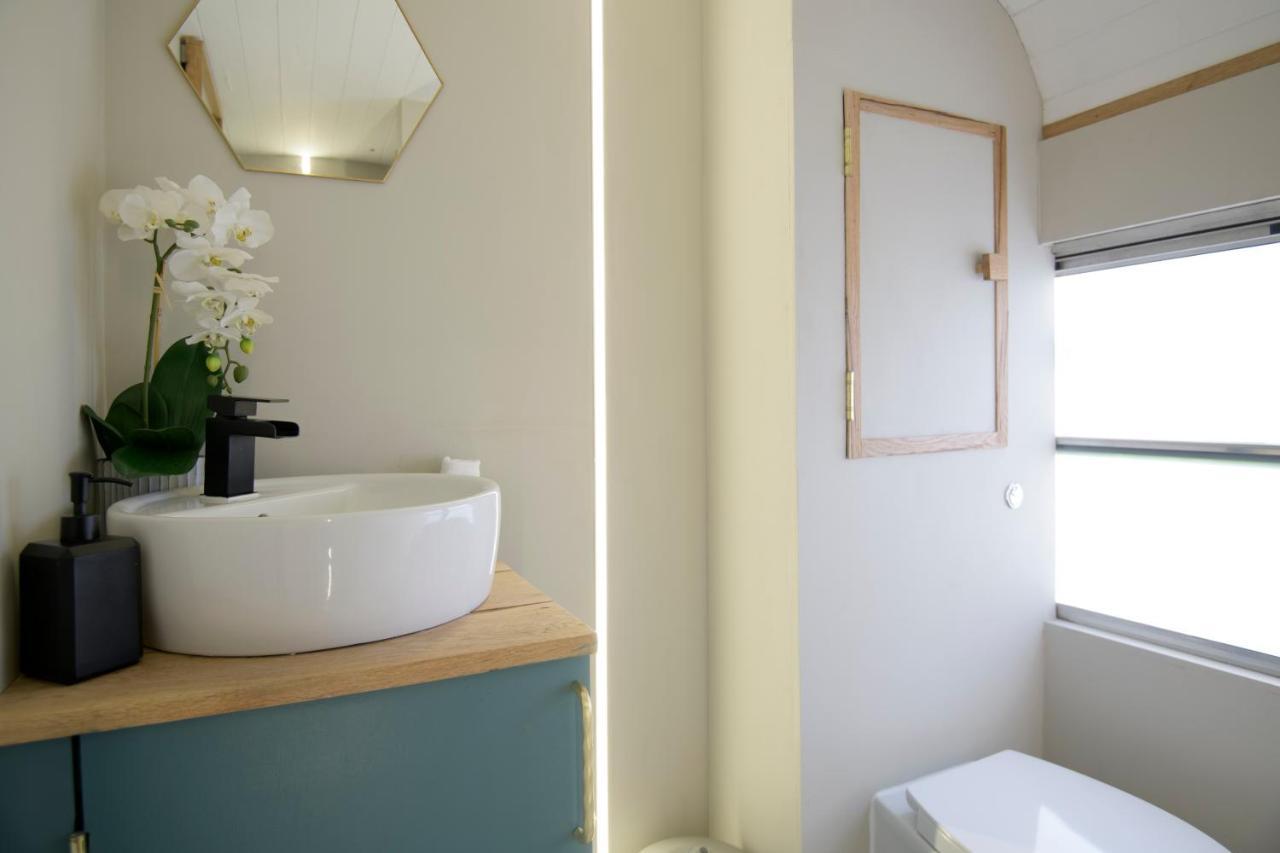 American School Bus Retreat With Hot Tub In Sussex Meadow อัคฟิลด์ ภายนอก รูปภาพ