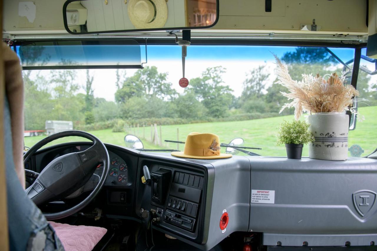 American School Bus Retreat With Hot Tub In Sussex Meadow อัคฟิลด์ ภายนอก รูปภาพ