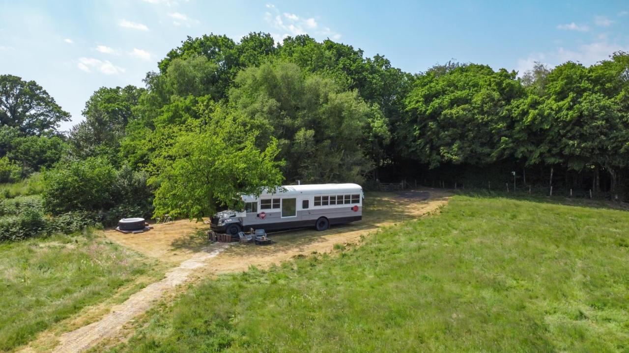 American School Bus Retreat With Hot Tub In Sussex Meadow อัคฟิลด์ ภายนอก รูปภาพ
