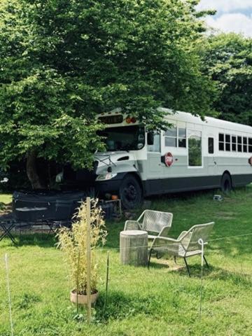 American School Bus Retreat With Hot Tub In Sussex Meadow อัคฟิลด์ ภายนอก รูปภาพ
